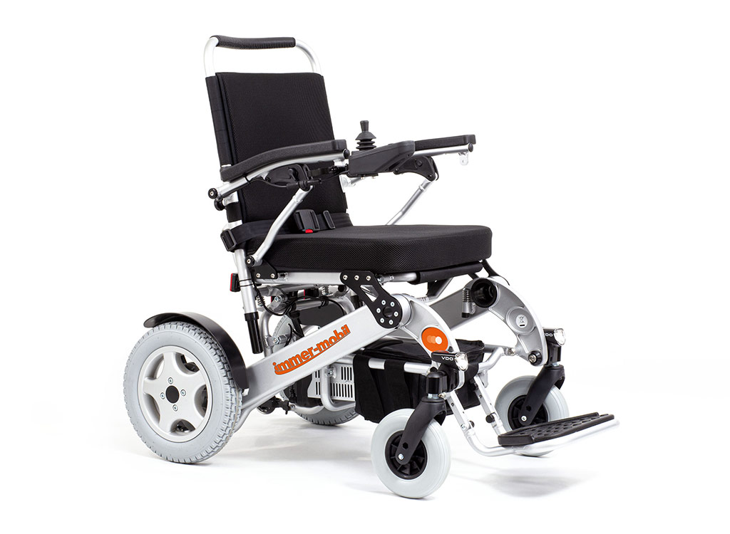 immer-mobil 140 Elektrischer Rollstuhl - Elektrorollstuhl für Personen mit Übergewicht bis zu bis 140 kg. Der Elektro-Rollstuhl kann platzsparend zum transportieren geklappt werden. Mit den großen Rädern und der hohen Steigfähigkeit von 25 % überwindet der Rollstuhl auch leicht Rampen oder Ansteigungen im Freien bzw. Außenbereich.