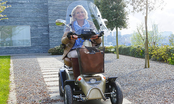 Elektro-Fahrzeug, Elektro-Rollstuhl und Seniorenmobil und Seniorenscooter für Reha-Klinik mieten